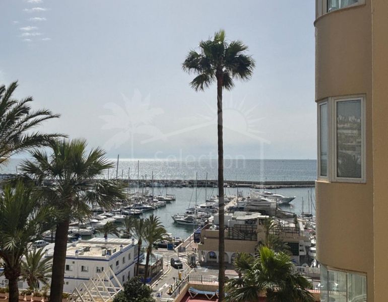 Spacious Apartment with Sea Views in Estepona's Marina¡.