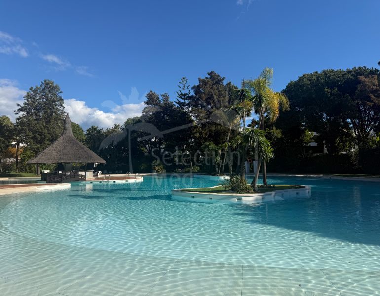 APPARTEMENT EN REZ-DE-JARDIN AVEC GRANDE TERRASSE ET JARDIN À GUADALMINA BAJA