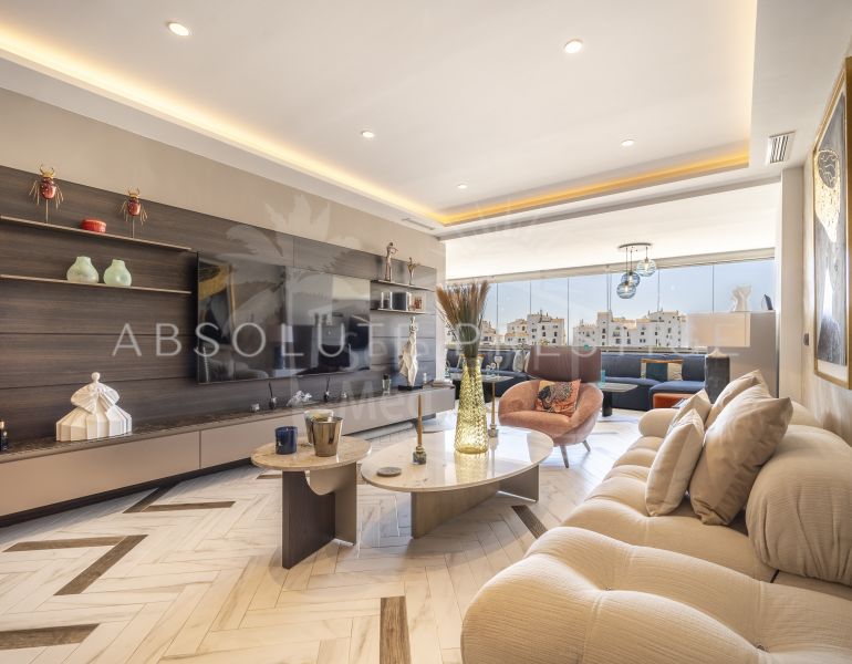 ELEGANT DESIGNER APARTMENT IN THE HEART OF PUERTO BANÚS