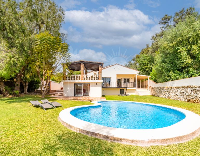 CHARMING 4-BEDROOM VILLA WITH EXPANSIVE OUTDOOR AREA IN El ROSARIO, MARBELLA