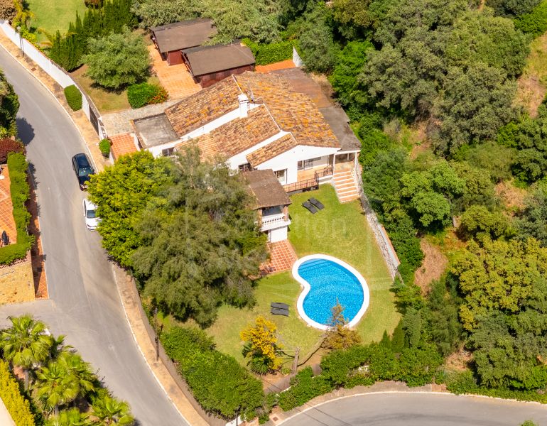 ENCANTADORA VILLA DE 4 DORMITORIOS CON AMPLIA ZONA EXTERIOR EN EL ROSARIO, MARBELLA