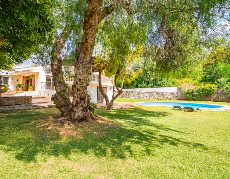 CHARMING 4-BEDROOM VILLA WITH EXPANSIVE OUTDOOR AREA IN El ROSARIO, MARBELLA