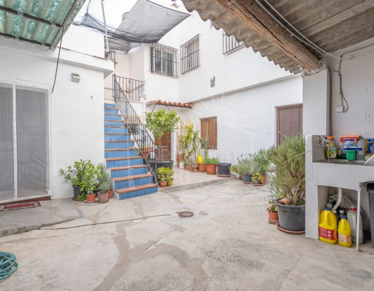 Grande maison de ville avec 6 chambres dans la vieille ville d'Estepona