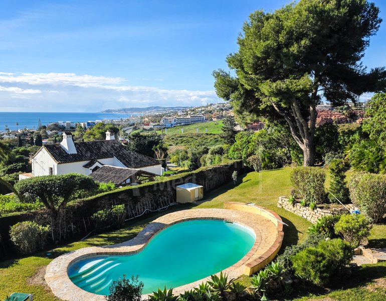 Spacieuse Villa de Style Andalou avec Vue Panoramique sur la Mer à Bahía Dorada, Estepona