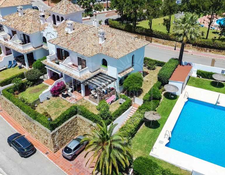 Casa Adosada con Vistas Panorámicas al Mar, Golf y Montaña en La Duquesa