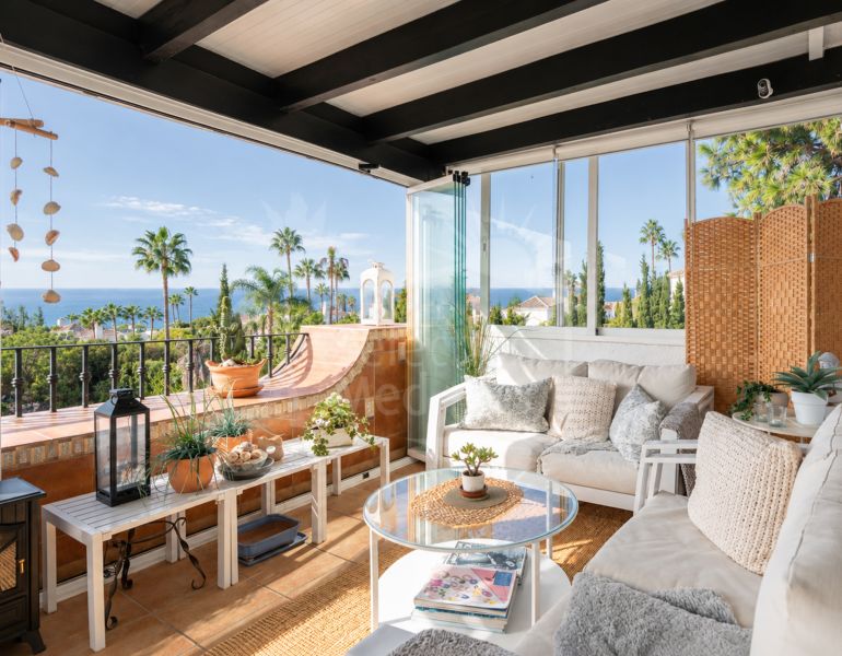Two bedroom top floor apartment with amazing sea views