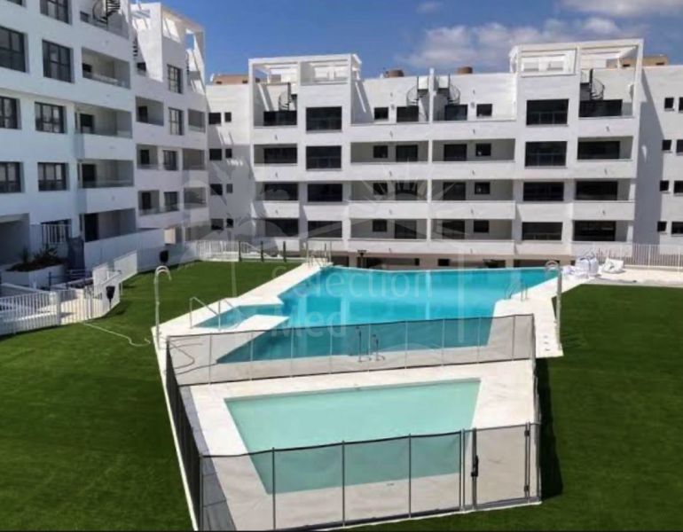 Atractivo Ático Dúplex de 4 Dormitorios en el Centro de Estepona