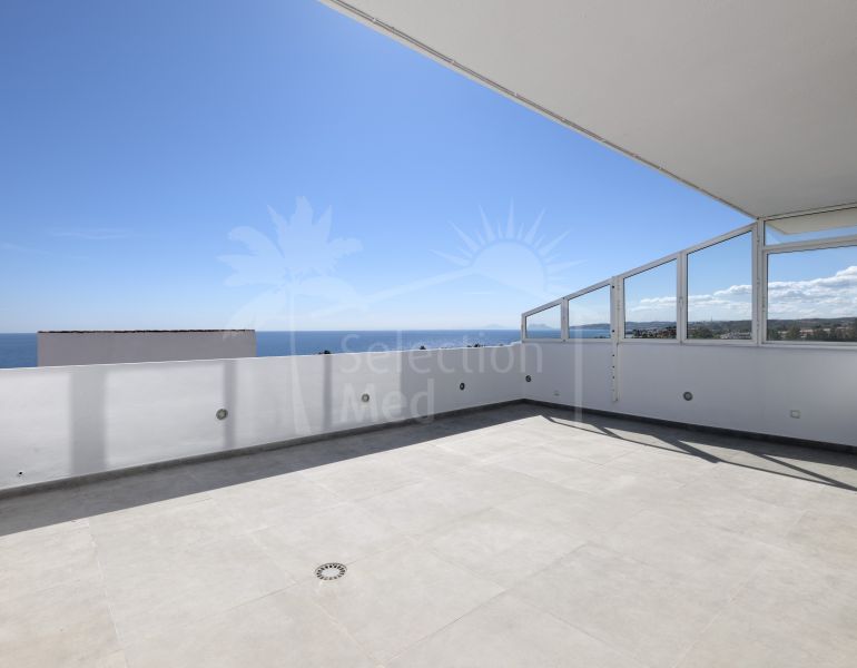 Duplex penthouse on the beachfront in Estepona