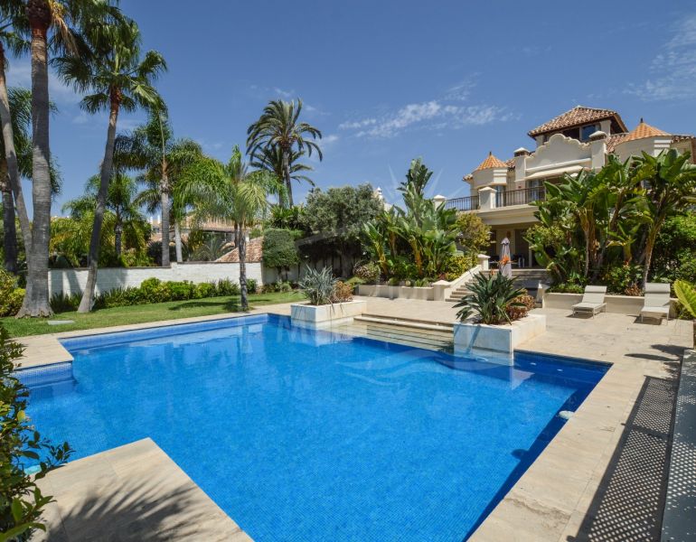 Beautiful luxury villa on the second line of the sea with sea views in Las Chapas, Marbella East, Costa del Sol