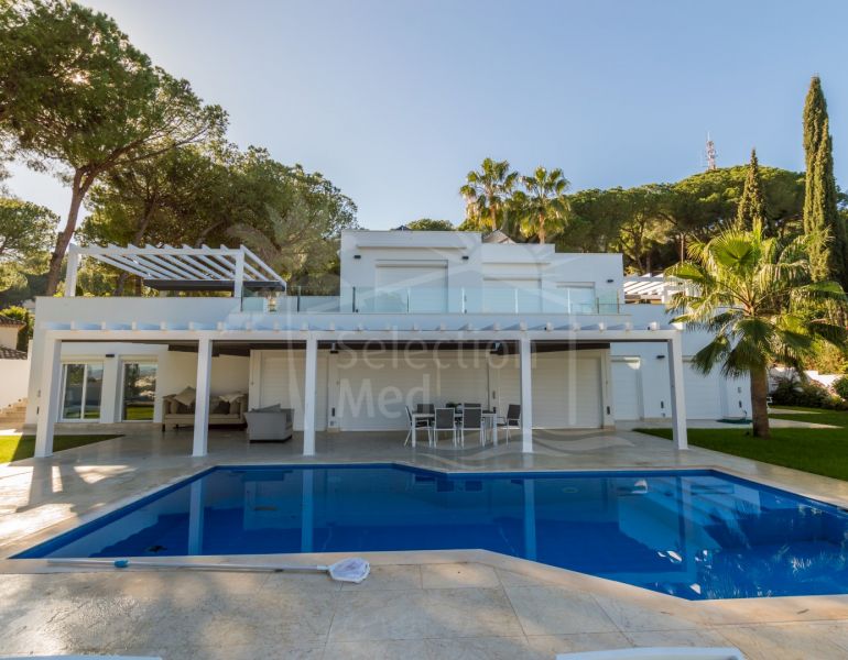 Lujosa villa contemporánea con espectaculares vistas al mar y la montaña para alquiler de corta temporada en Nueva Andalucía, Costa del Sol