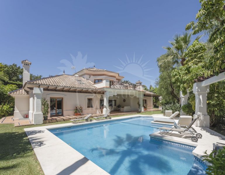 Villa de style classique et méditerranéen de 6 chambres située dans l'un des meilleurs emplacements de Nueva Andalucía