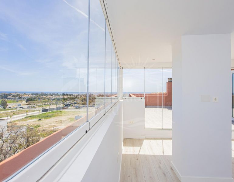 Apartamento renovado con terraza y vistas, a minutos de la playa en San Pedro.