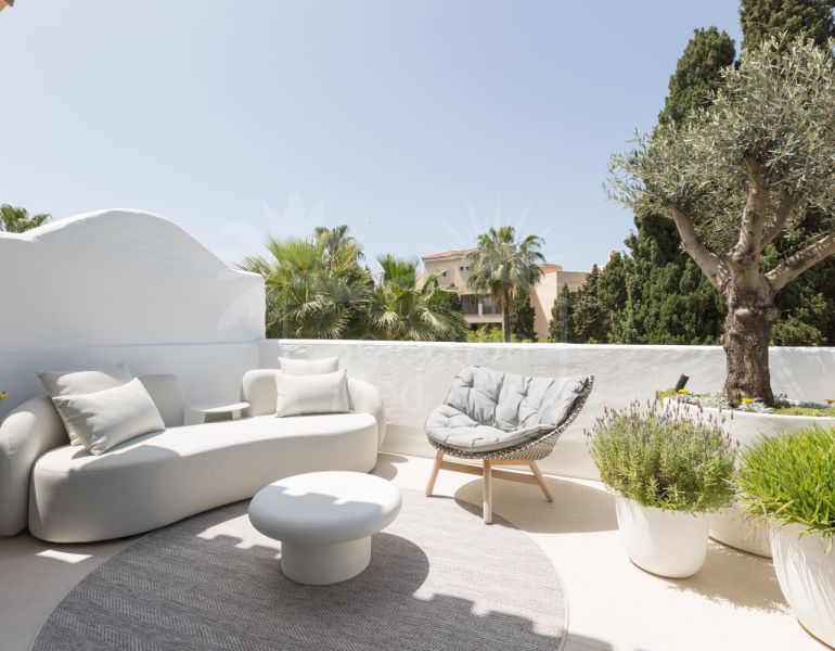Duplex entièrement rénové sur la plage de la deuxième ligne à Puerto Banus