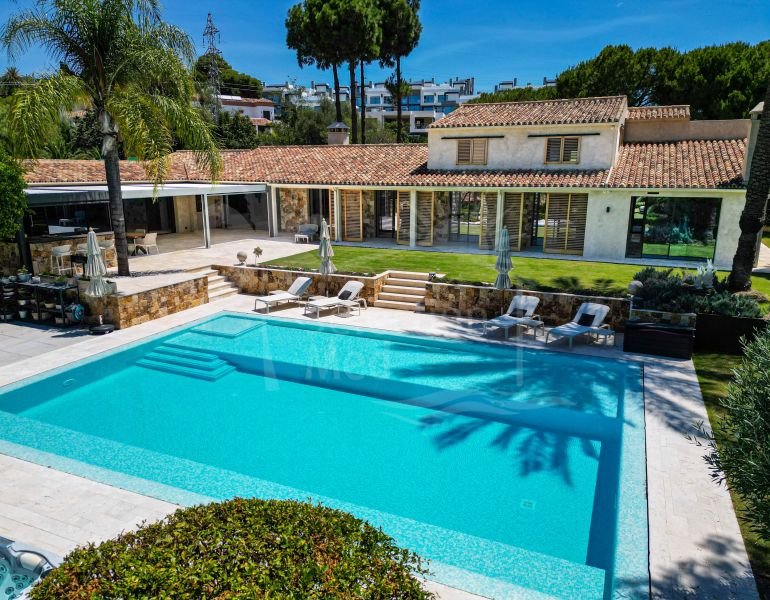 Exquisita villa totalmente reformada con altas calidades situada en una amplia parcela en Río Real, Marbella este