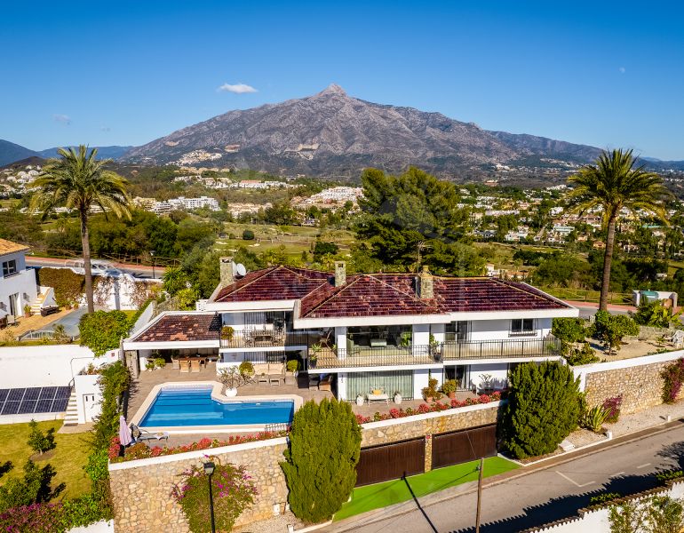 Fantastic villa with panoramic sea views walking distance to amenities in Nueva Andalucia