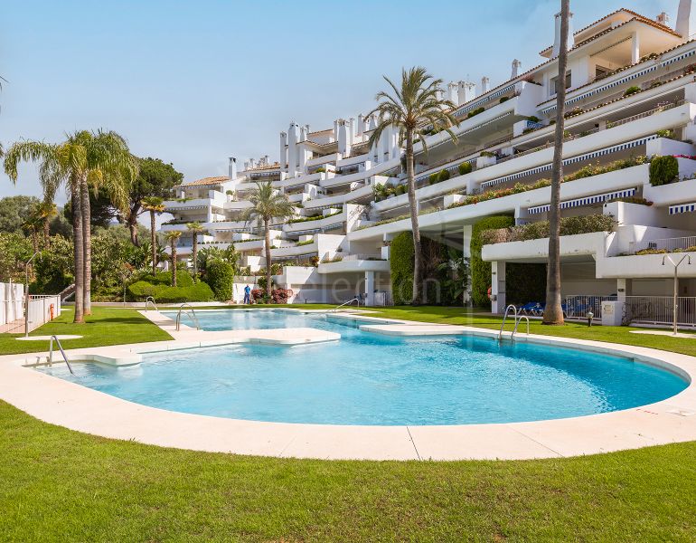 Elegant south-facing duplex with spacious terraces in Río Real, East Marbella