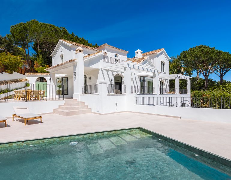 Villa de lujo elegantemente renovada en la urbanización residencial cerrada de El Madroñal, Benahavís