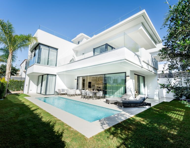 Modern villas located in Rio Verde, Golden Mile, just 100 m from the beach