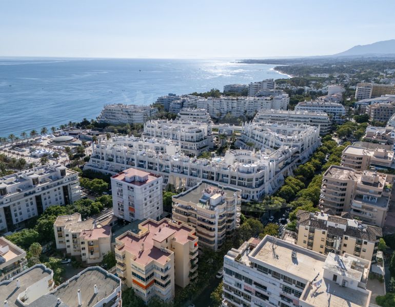 FULLY REFURBISHED 3-BEDROOM PENTHOUSE LOCATED IN MARBELLA CENTRO