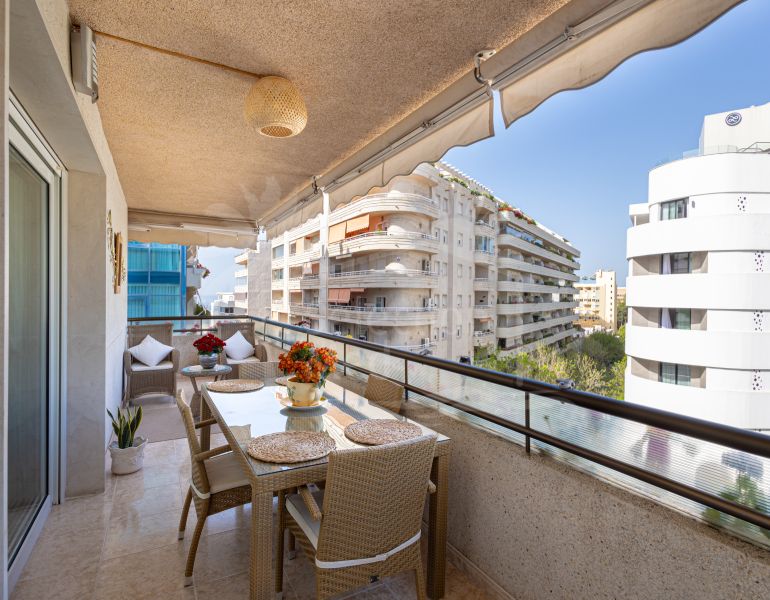 Luminoso ático duplex en Marbella centro con plaza de garaje incluida.