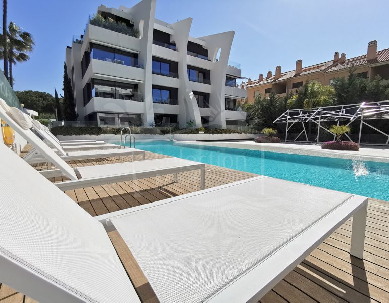 Key-ready beach side penthouse apartment in Marbella East