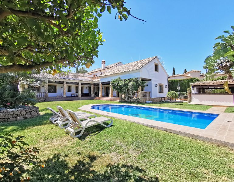 Traditional Andalusian Golf villa for sale with amenities nearby