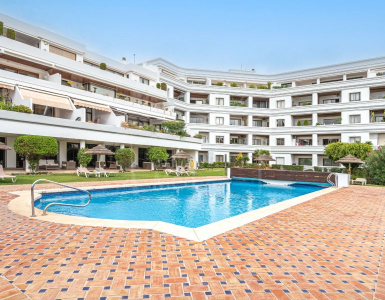 LUXURY APARTMENT BETWEEN THREE TOP GOLF COURSES IN NUEVA ANDALUCÍA, MARBELLA