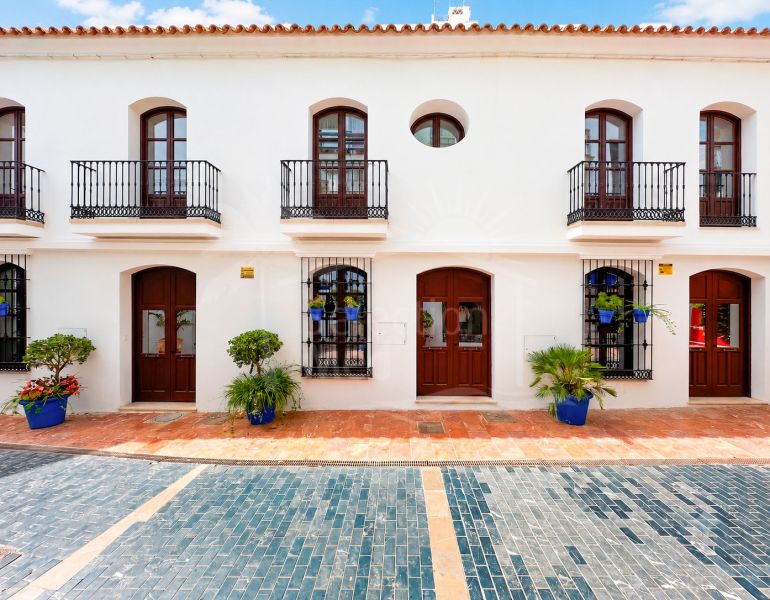 Adosado de obra nueva de inspiración andaluza con 3 dormitorios en venta en el casco antiguo de Estepona