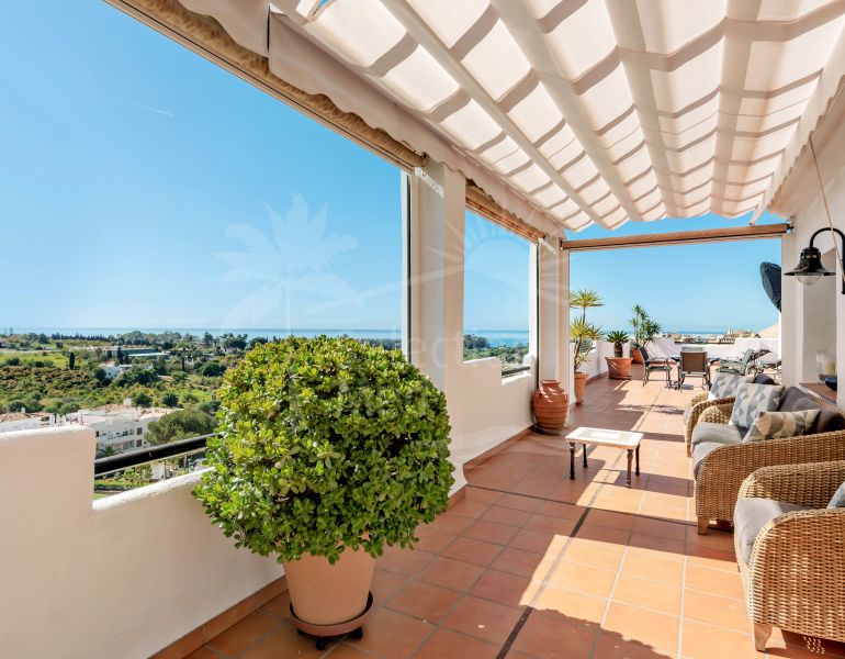 Beautiful 3 bedroom duplex penthouse with sea views for sale in Selwo, Estepona New Golden Mile