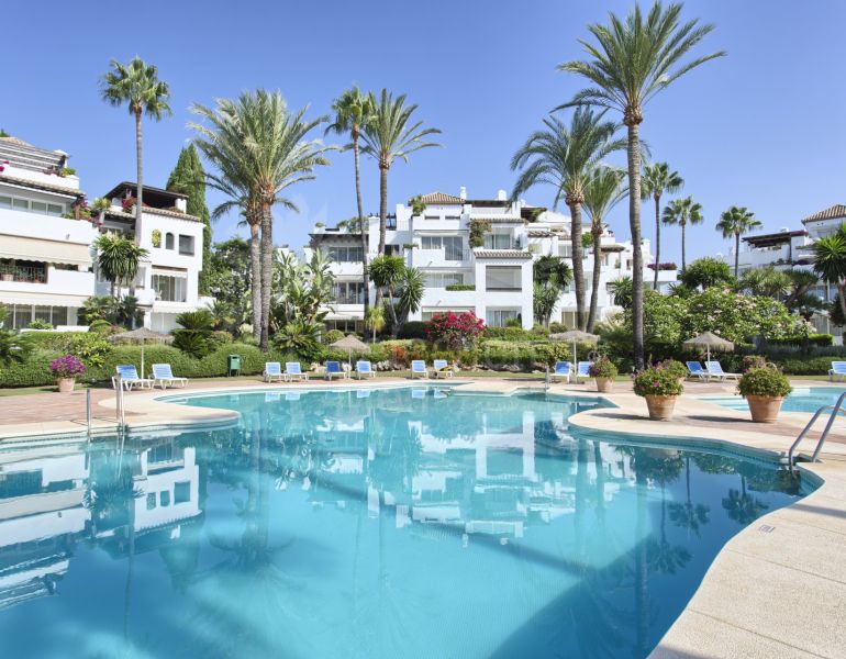 Présentation d'un luxueux penthouse en duplex de deux chambres à coucher en bord de mer à vendre à Alcazaba Beach, Estepona.