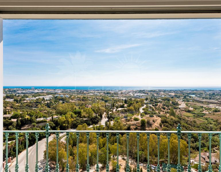 Superbe duplex penthouse avec 5 chambres et vues panoramiques sur la mer à vendre à Monte Halcones, Benahavis.