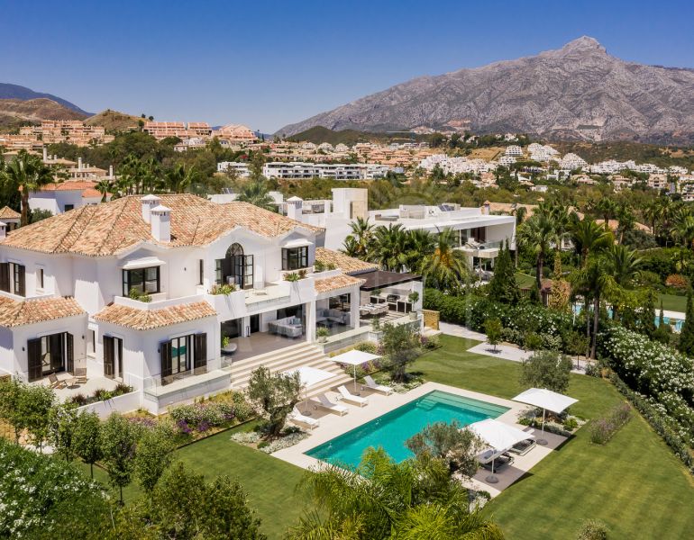 Villa moderna en venta diseñada por Miguel Tobal con vistas panorámicas al mar, Nueva Andalucía