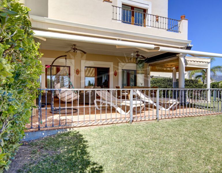 Magnifique maison de ville de 4 chambres avec vue sur la mer à vendre à Paraiso Hills, Estepona