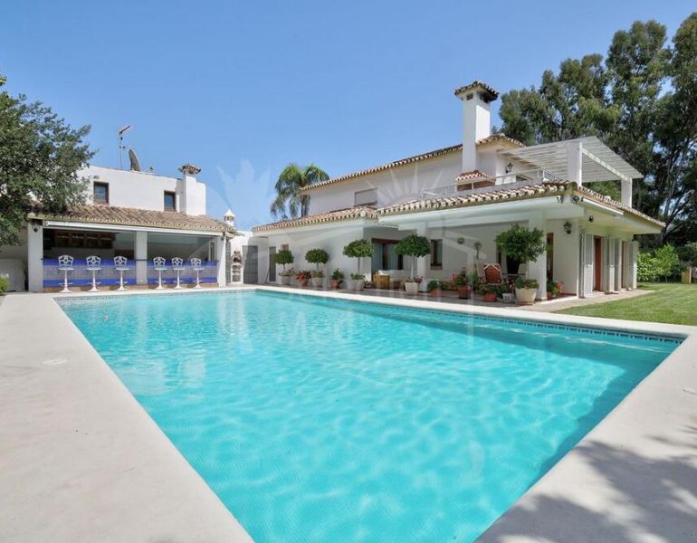 Elegante villa en una parcela de 2.000 m² a tan solo unos pasos de la playa | Nueva Milla de Oro