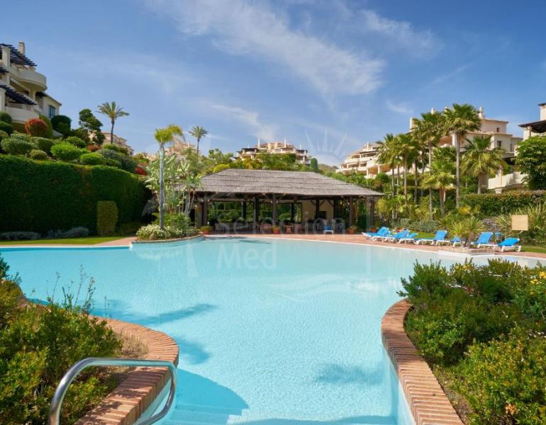 Duplex Penthouse à vendre dans Los Capanes del Golf, Benahavis