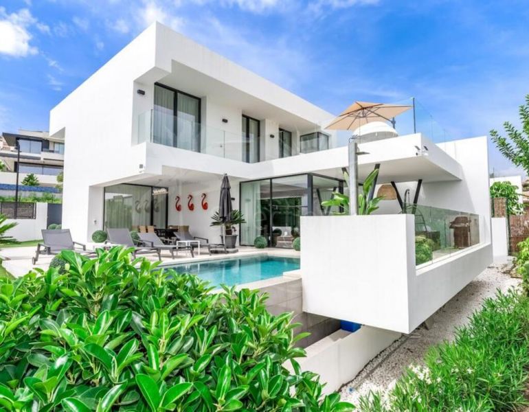 Luxury 5-Bedroom Villa in El Campanario, Estepona