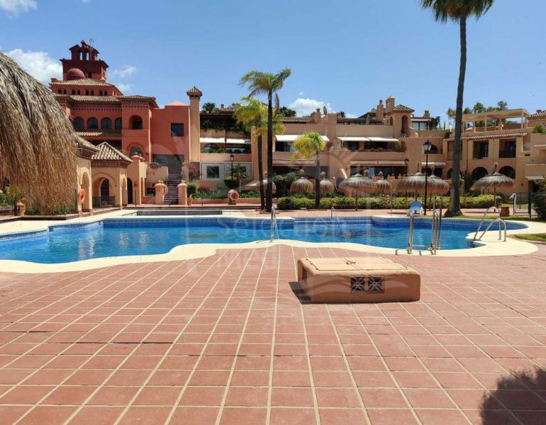 Ground Floor Apartment for sale in La Cartuja del Golf, Estepona East