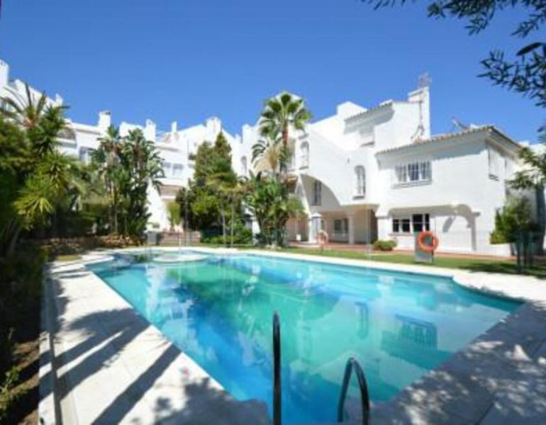 Apartamento en venta en Rocamar, Marbella Golden Mile