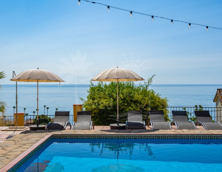 Magnífica Villa Andaluza con Toque Escandinavo y Vistas al Mar en Estepona Oeste