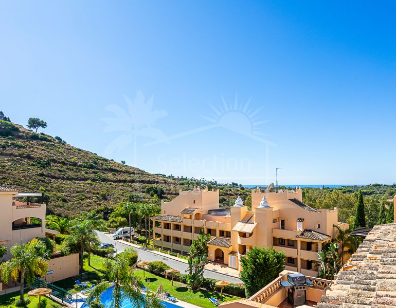 Lujoso Ático Totalmente Reformado en Santa María Village, Elviria Valor Excepcional: ¡Recientemente rebajado de 745.000 €!
