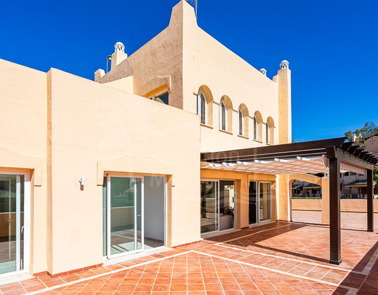 Lujoso Ático Totalmente Reformado en Santa María Village, Elviria Valor Excepcional: ¡Recientemente rebajado de 745.000 €!