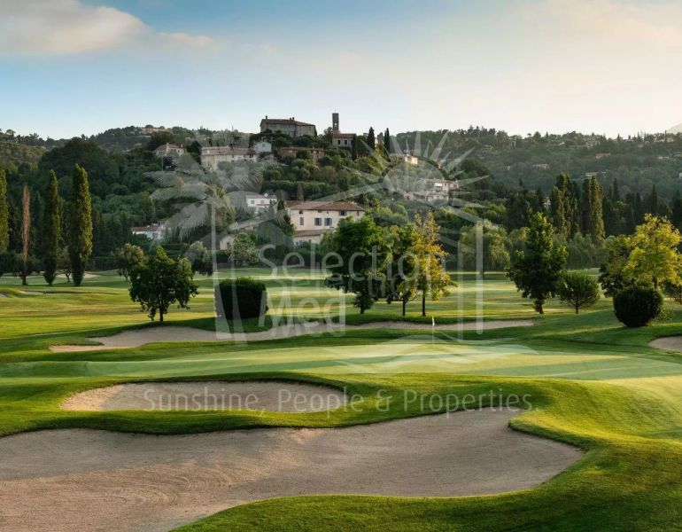 This exquisite apartment in Châteauneuf-Grasse offers a blend of luxury and ...