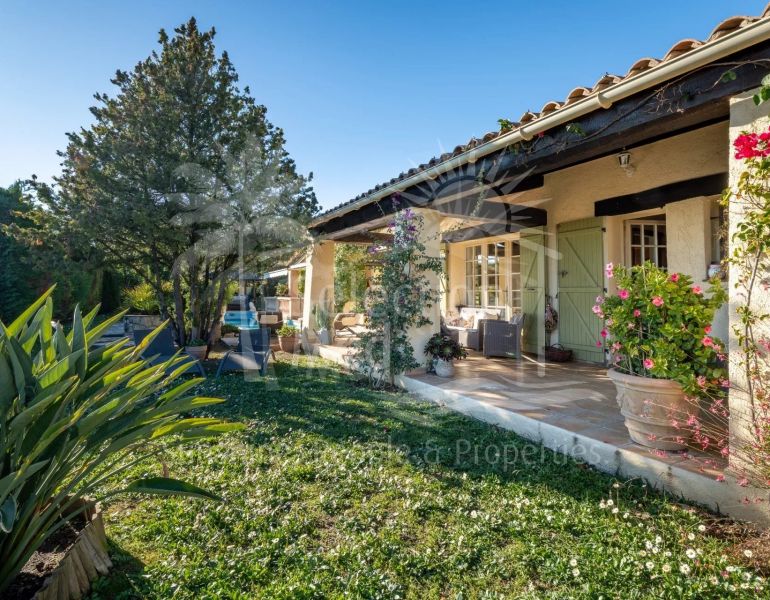 Superb villa of approximately 190 m², ideally south-facing, located in a quiet ...