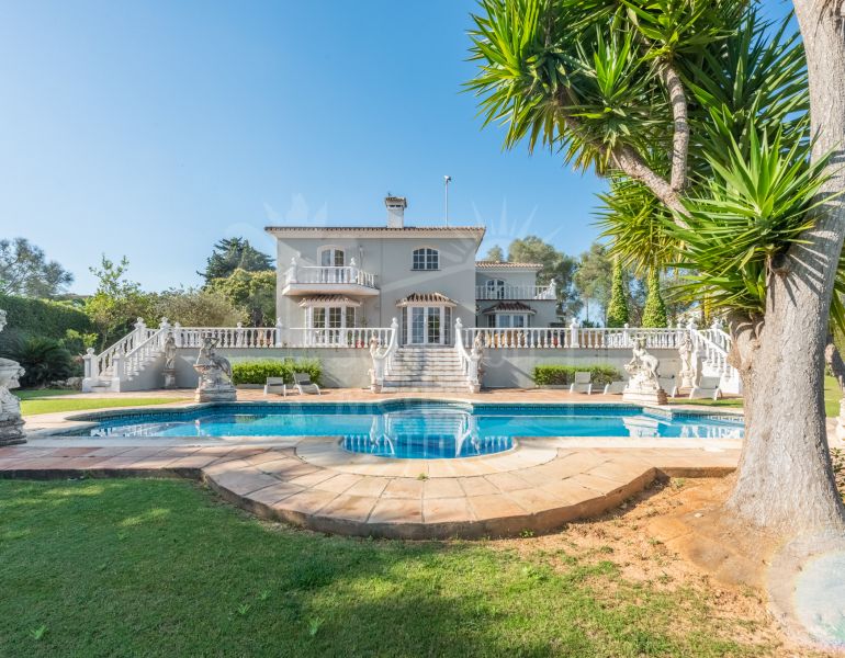 INVESTMENT OPPORTUNITY – 4 Bedroom Family Home on Large Plot in Sotogrande Costa.