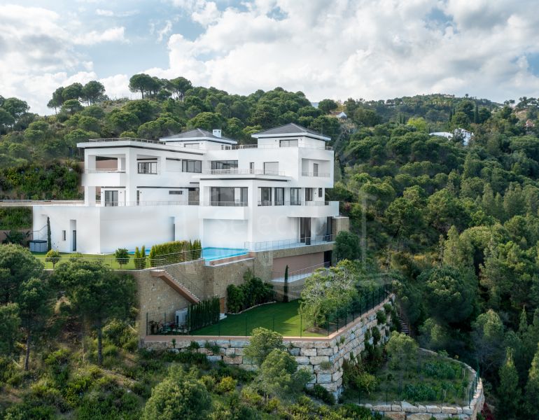 Villa de lujo ultramoderna con vistas panorámicas al mar y la montaña en Benahavis