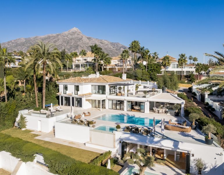 Villa con vistas abiertas sobre el campo de golf Los Naranjos en Nueva Andalucía,