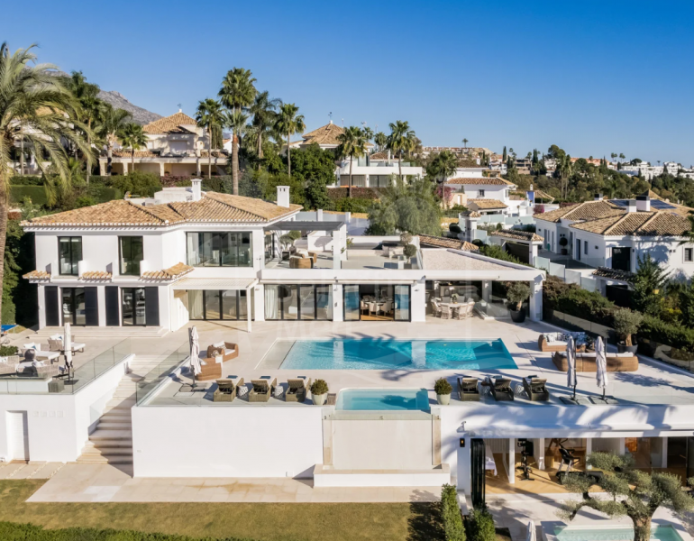 Espectacular villa de golf en primera línea renovada en Nueva Andalucía