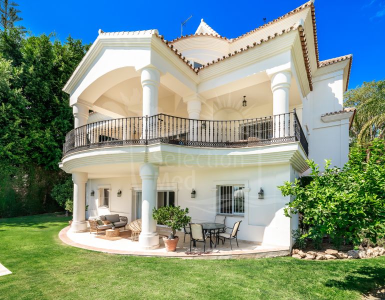 Villa located in prime front-line golf position in Nueva Andalucía