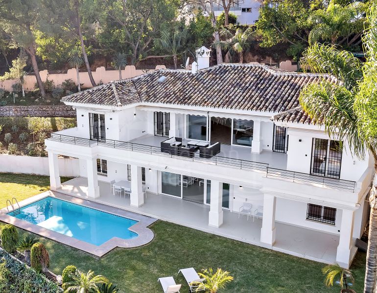 Villa de golf en primera línea de 4 dormitorios con vistas panorámicas a Río Real, Marbella Este