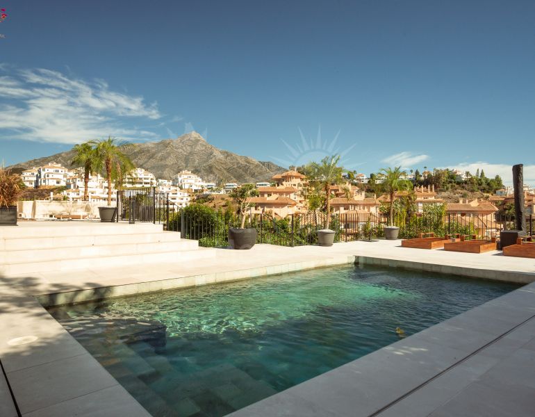 STRIING 5-BEDROOM CONTEMPORARY LUXURY VILLA EN GOLF VALLEY, NUEVA ANDALUCIA, MARBELLA